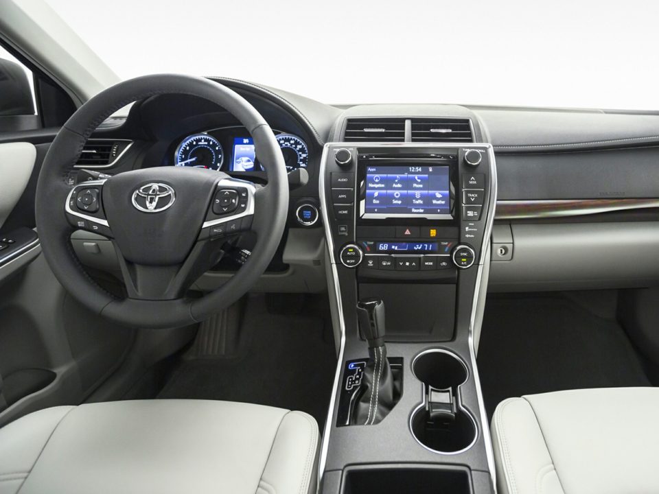 Sporty Interior Features Of The 2016 Toyota Camry Ardmore